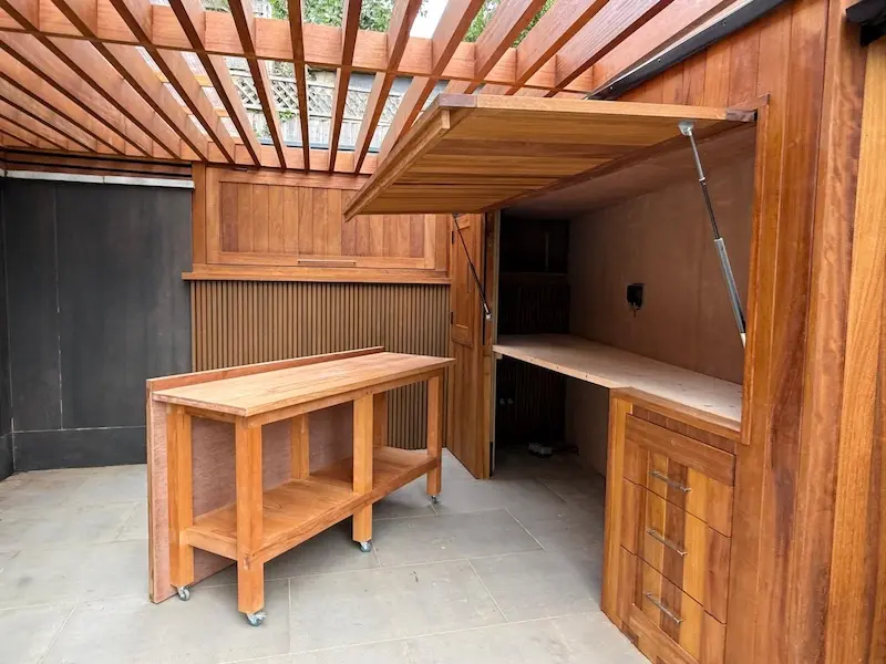 Slide out work bend on castor wheels