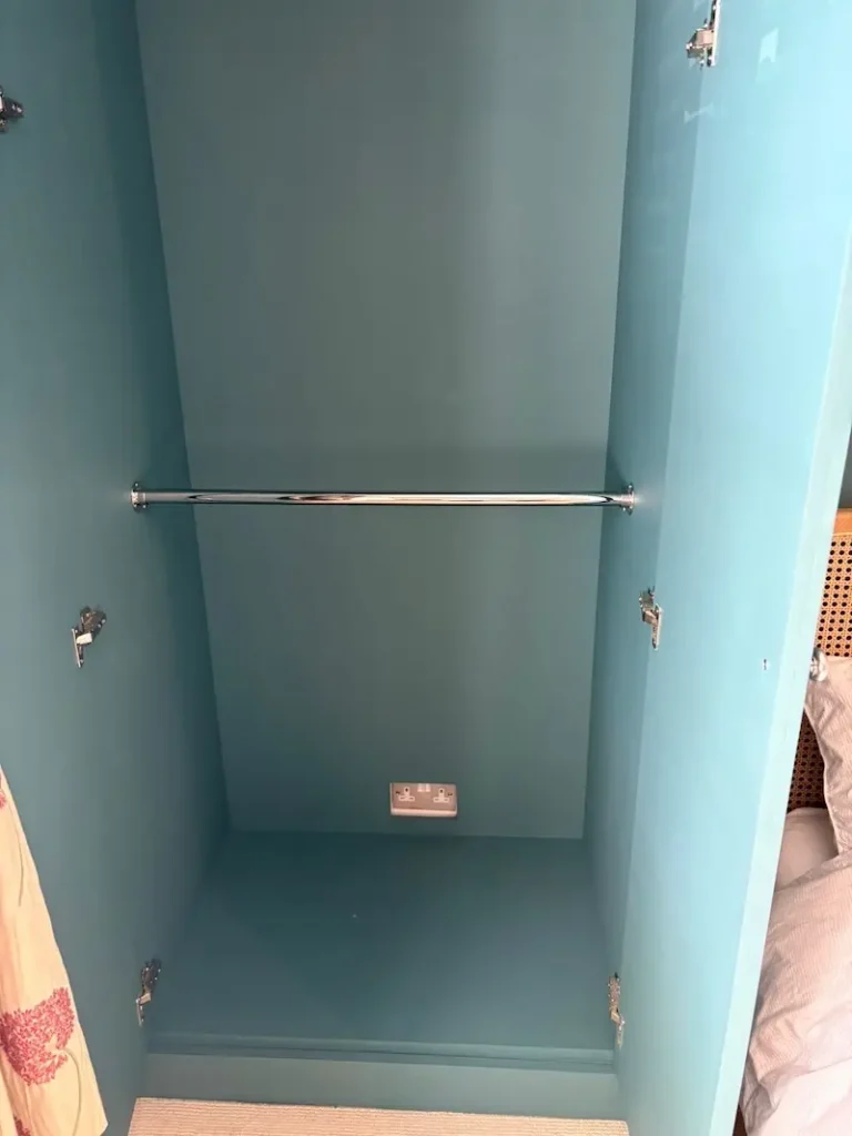 Fitted wardrobe with 2 hanging rails and electric socket