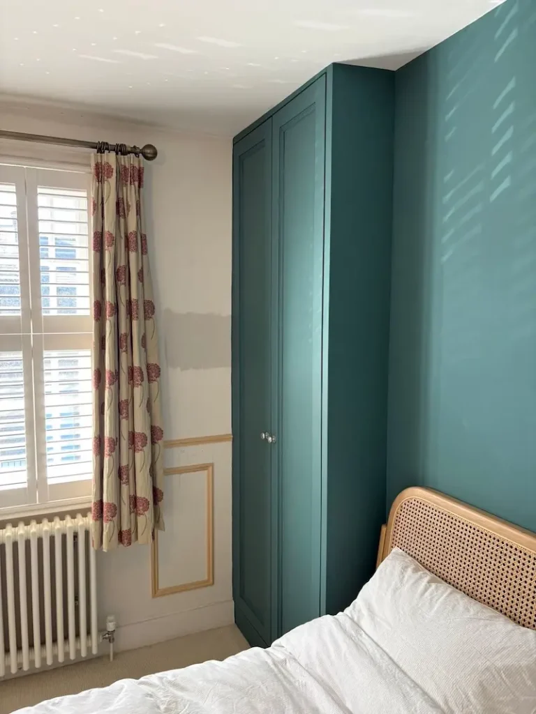 Wardrobe fitted into wall recess